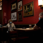 Clientes en el interior del restaurante Los Galayos, en el entorno de la Plaza Mayor de Madrid. LUCA PIERGIOVANNI