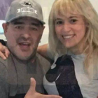 Maradona, con su rostro renovado, junto a su novia, Rocío Oliva.