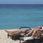 na pareja de turistas toman el sol en una de las playas de Boracay, en enero del 2018.