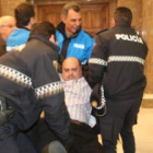 Ramiro Pinto fue desalojado tras cortar el Pleno antes de la aprobación del presupuesto