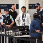 La policía realiza un control de pasajeros en el aeropuerto de Sídney.