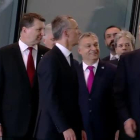 Trump empuja al primer ministro de Montenegro para colocarse delante en la foto.