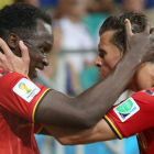 Romelu Lukaku y Daniel van Buyten celebran la clasificación de Bélgica para cuartos de final del Mundial de Brasil.