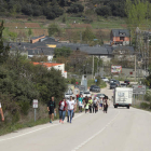 Una riada de turistas a pie se disponía a caminar tres kilómetros por la carretera de Las Médulas a la una de la tarde. ANA F. BARREDO