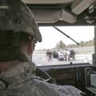Un soldado estadounidense patrulla cerca de un puesto de control en la calle Doura de Bagdad