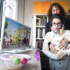 Tamara Márquez con su hija Laia, una niña leonesa afectada por la enfermedad rara del síndrome de Rett que se da en una de cada 10.000 nacidas.