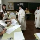 Un convento en pleno de Ponferrada acudió al colegio electoral para votar