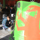 Santiago Macías y Samuel Folgueral contemplan el trabajo de unos de los graffiteros.
