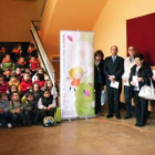 Los niños participantes en la jornada, junto a miembros de la fundación y alcaldes de la zona.