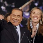 Berlusconi sonríe tras acabar su discurso en la última jornada del primer congreso de su partido