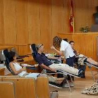 Los funcionarios del Ayuntamiento, en el momento de la donación