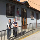 Víctor Castro y Alider Presa, junto al consultorio de Tremor.