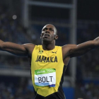 Bolt celebra la victoria en la final de 200 metros.