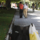 Un anciano camina por Papalaguinda con ayuda de una persona joven. JESÚS F. SALVADORES