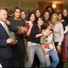 Las chicas del baloncesto posaron junto al concejal, Gerardo de la Mata