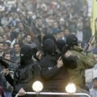 Milicianos de Al Fatah vigilan una manifestación pro Abás en las calles de Ramala en el día de ayer