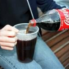 Un joven mezcla una bebida alcohólica con cola para «hacer botellón»