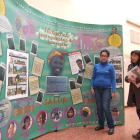 Camino Rivero y Carmen González, frente a la exposición.