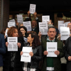 Funcionarios de los juzgados ponferradinos protestan a las puertas de los juzgados de la capital ponferradina.
