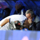 Mourinho besa a Pepe, que le dedica su gol.