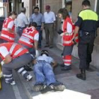 Sanitarios de la Cruz Roja atienden al joven herido en Trobajo del Camino
