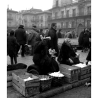 Imagen de un día de mercado en la Plaza Mayor leonesa a mediados del siglo XX.