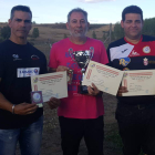 Rubén, David y Víctor con el trofeo de campeones de la Copa. DL