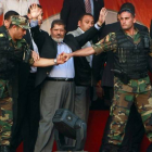 Mohamed Mursi, rodeado por miembros de su escolta, el pasado 29 de junio en la plaza Tahrir de El Cairo.