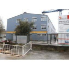 Exterior de las obras, ayer en el nuevo colegio de Flores del Sil, el Ponferrada XII.
