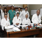 El equipo de especialistas del servicio de Urología del Complejo Asistencial Universitario de León, que dirige Francisco Javier Gallo, en el centro.