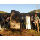El monolito del Consejo de La Celada inaugurado ayer en los aledaños de la ermita roblana.