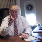 Trump posa en su oficina a bordo del Air Force One, en la base aérea de Andrews (Maryland), tras regresar de Filadelfia, el 26 de enero.