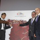 José Antonio Cachón, Emilio Orejas, Francisco Javier García, Ángel Colin y Javier Guillén con el cartel del recorrido de la Vuelta.