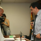 Manuel Ángel Rey, de Bembibre, durante la toma de posesión de su cargo ayer en el pleno.