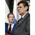 Mévdeved (al fondo ) escucha al primer ministro serbio (primer plano)