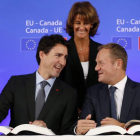 Justin Trudeau y Donald Tusk en la firma del acuerdo. F. LENOIR