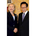 Clinton estrecha la mano del líder surcoreano, Lee Myung-Bak.