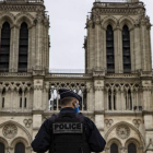 Imagen de un policía ante la Catedral de Notre Dame de París tras el atentado en Niza. IAN LANGSDOM