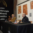 El poeta, junto a un responsable de la Fundación Siglo.