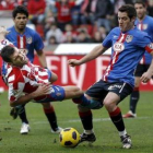 Barral cae en el área rival ante el defensa del Atlético de Madrid Antonio López.