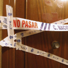 Precinto policial en la puerta de la vivienda de la mujer.