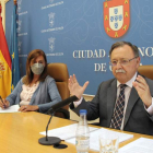 El presidente de Ceuta, Juan Jesús Vivas, junto a la consejera de Relaciones Institucionales. REDUAN