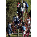Unos niños juegan en un parque de Madrid