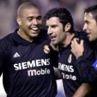 Ronaldo, Figo y Raúl festejan la consecución de un gol por parte de su equipo, el Real Madrid