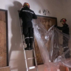 Arriba y abajo, imágenes del simulacro efectuado por miembros de la UME en el Hospital Santiago de Cuenca.