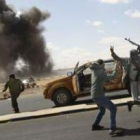 Un grupo de rebeldes libios huye de los bombardeos de las fuerzas leales al régimen del líder libio