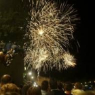 Los fuegos artificiales y el rito del fuego reunieron a miles leoneses en la noche de San Juan