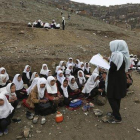Un grupo de estudiantes afganas dando clase fuera de las aulas en Kabul.