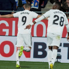 Benzema celebra junto a Vinicius su segundo gol frente al Girona en Montilivi. ROBIN TOWNSEND