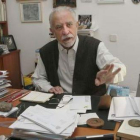 El escritor leonés José María Merino en el despacho de su casa